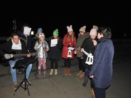 Blagoslov božično-novoletnega drevesa s prižigom lučk v razkriškem križišču 6